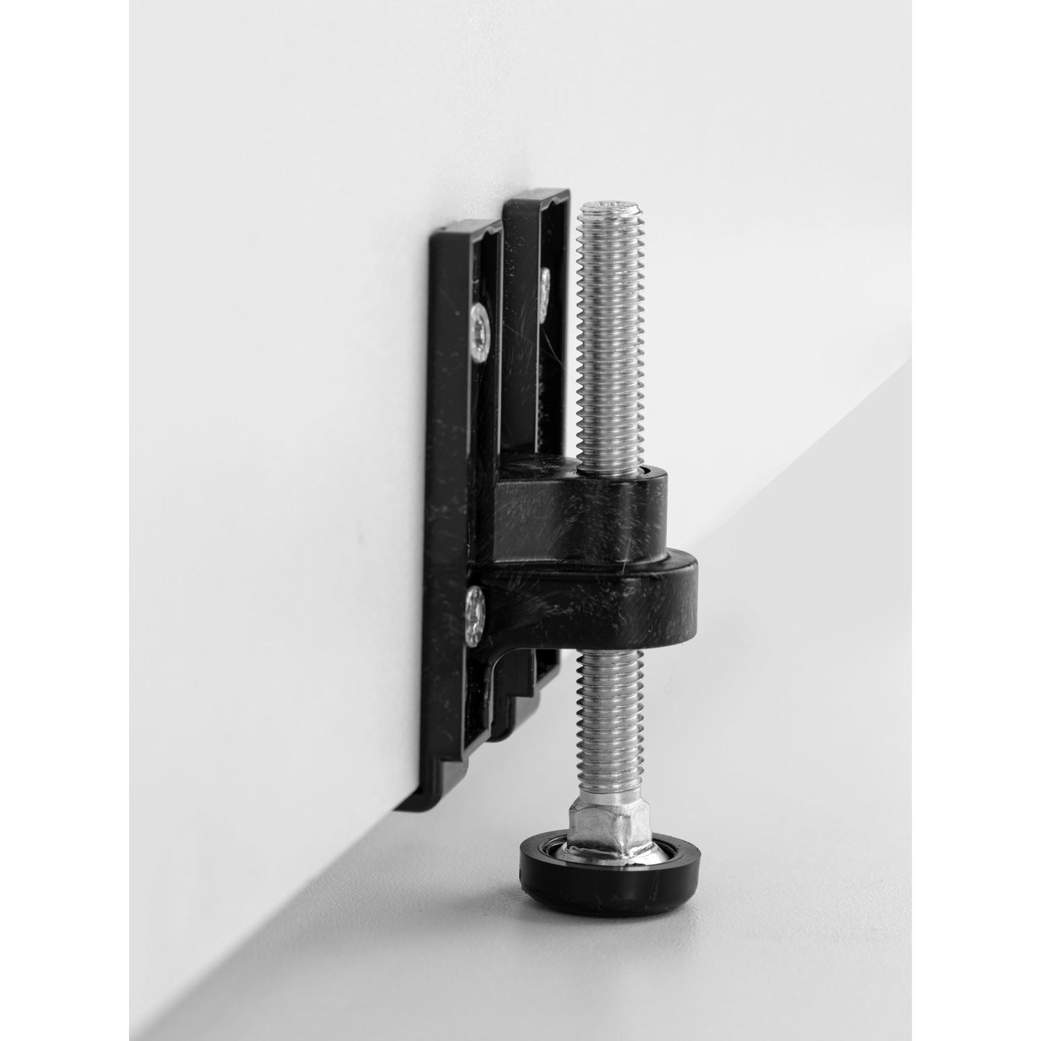 Detailaufnahme: Verstellbarer Fuß für Held Möbel Kochfeldumbauschrank Turin.