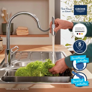 Grohe QuickFix Spültischarmatur mit Brause in Chromoptik beim Gemüsewaschen.