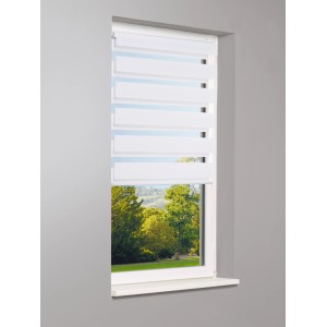 Weißes Vario-Rollo Sedano, 60x150 cm, mit transparenten und blickdichten Streifen am Fenster.