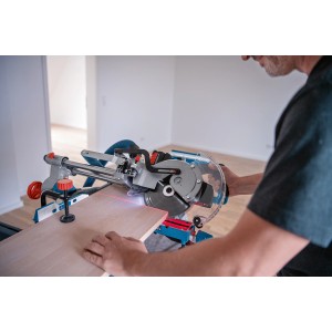 Bosch Professional GCM 18 V-216 D Akku-Kapp- und Gehrungssäge im Einsatz mit Laserlinie.