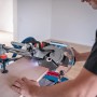 Bosch Professional GCM 18 V-216 D Akku-Kapp- und Gehrungssäge im Einsatz mit Laserlinie.