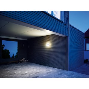 Beleuchtete Steinel LED-Hausnummernleuchte L 1 N an dunkler Hauswand.