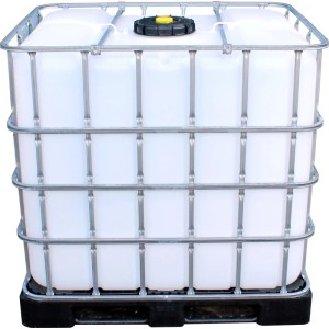 Weißer IBC Tank 1000 l auf schwarzer Kunststoffpalette, mit verzinktem Stahlrahmen. Stapelbar, für Wasserzapfstellen.