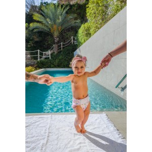 Baby mit Freds Swim Academy Schwimmwindel Pink (Größe 1) am Pool.