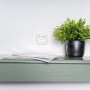 Weißer ProCharge Steckdoseneinsatz Reflex SI mit 2 USB-A Ports in modernem Ambiente.
