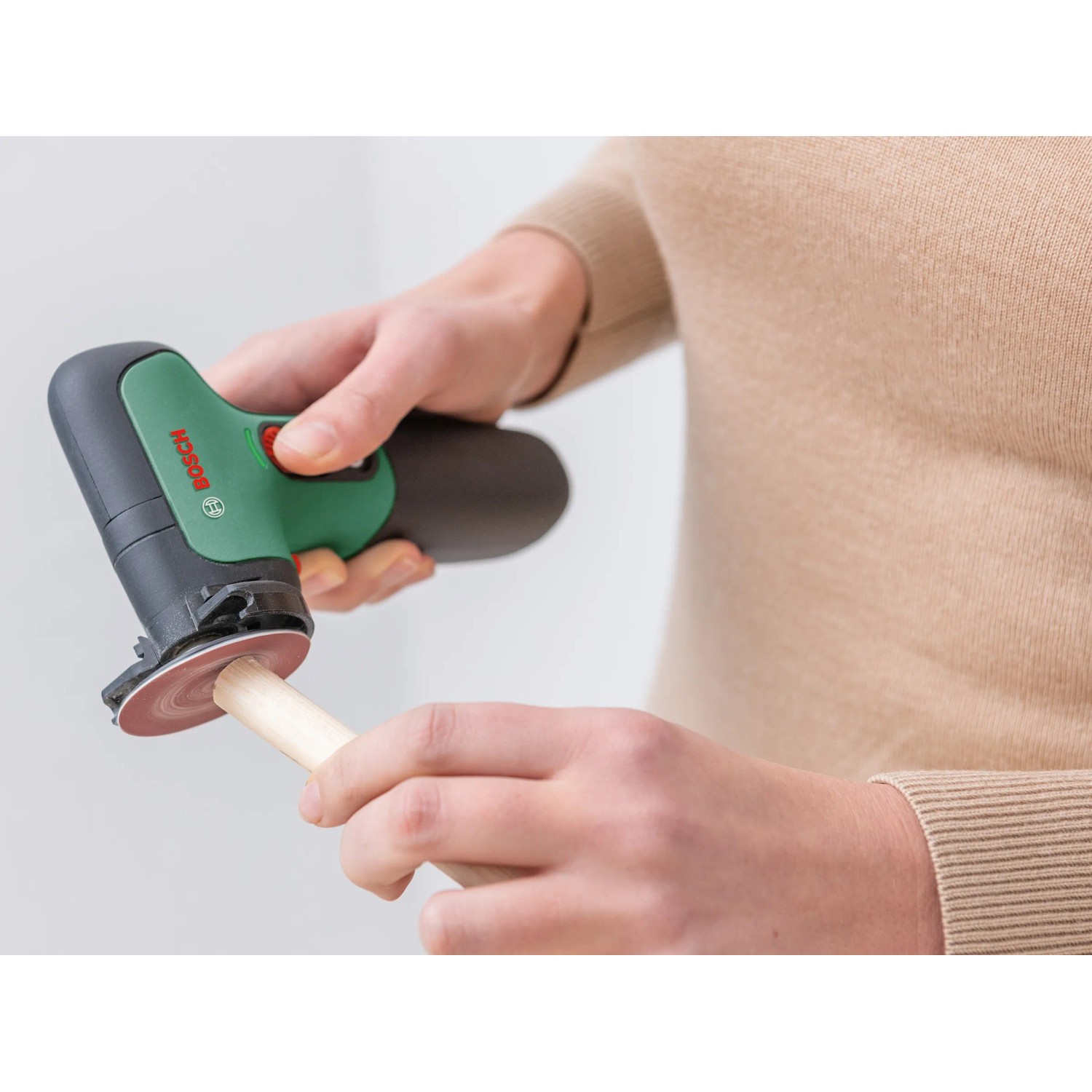 Bosch Schleifpapier F460 P120 im Einsatz mit Schleifgerät an Holz, 6 Stück Zubehör für Winkelschleifer.