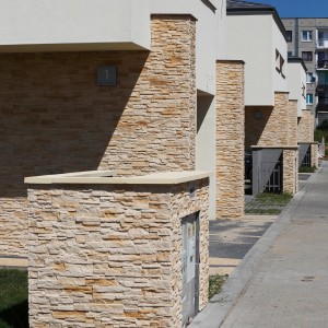 Stegu Verblender Nepal Braun an Fassade und Mauern eines Wohnhauses.