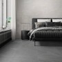 Verlegtes Feinsteinzeug Burlington 60x30 in Ivory im Schlafzimmer, matte Oberfläche, Natursteinoptik.