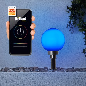 Smarte, blaue LED-Gartenleuchte Thore mit App-Steuerung neben Smartphone.