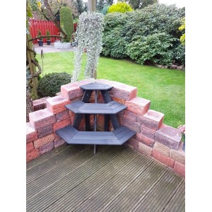 Anthrazitfarbene Blumentreppe Anja Eckelement aus Holz im Garten.