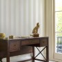 Laura Ashley Vliestapete Lille: Streifendesign in Beige und Weiß für elegante Wände.