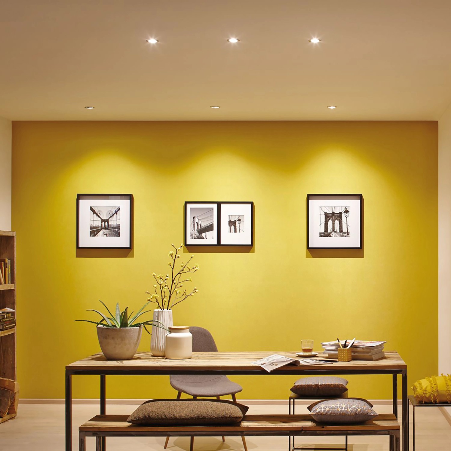 Szene mit Paulmann LED-Einbaustrahlern (3er Set, Chrom matt) in Wohnraum mit Esstisch.