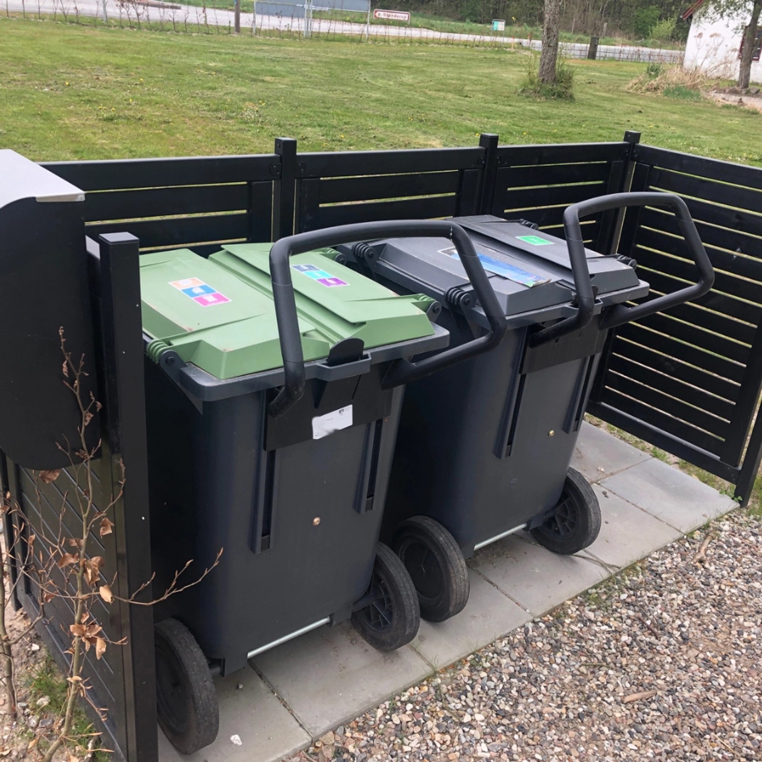 Mülltonnenverkleidung Lund, 245x85x124cm, aus Holz, mit zwei Mülltonnen in Grau und Grün.