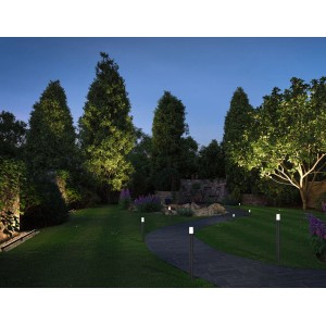 Paulmann Flarea Pollerleuchten in Schwarz beleuchten einen Gartenweg mit warmweißem Licht.