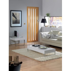 Falttür Larya in Eiche hell Nachbildung mit Glaseinsätzen im Wohnraum.