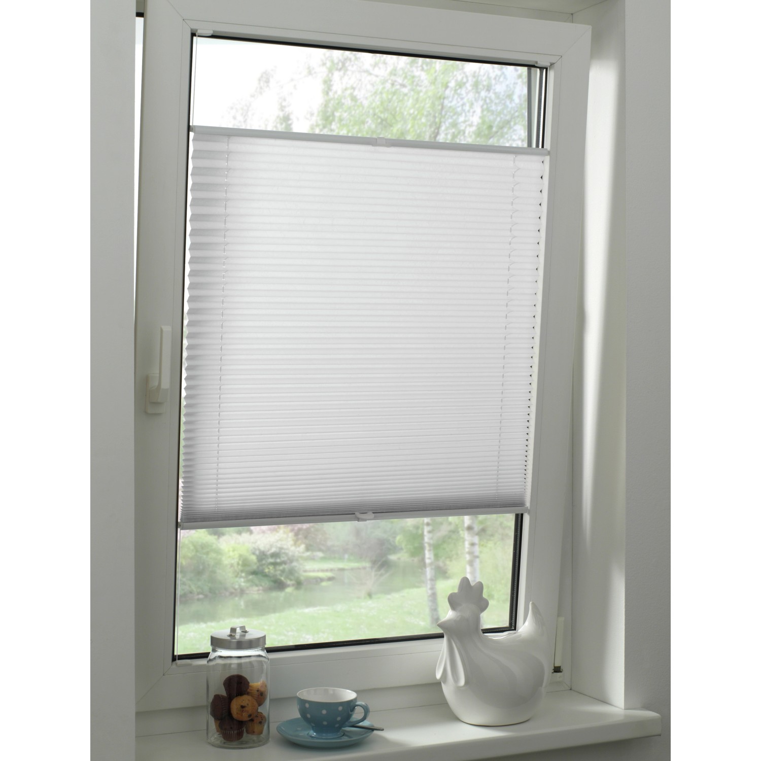 Weißes Gardinia Plissee Concept Tageslicht, 70x130 cm, am Fenster montiert.