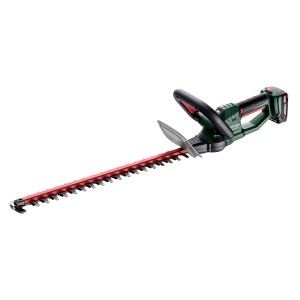 Metabo Akku-Heckenschere HS 18 LTX 55 mit Akkus und Ladegerät. Heckenschere mit rot-silberner Klinge und grün-schwarzem Griff.
