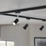 Schienensystem mit drei schwarzen Paulmann LED Reflektorlampen GU10 an der Decke.