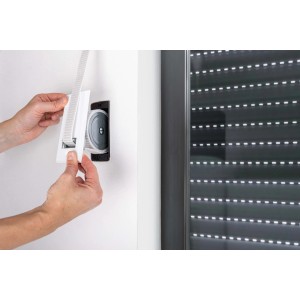 Montage des Schellenberg Rollladen Einlasswickler Maxi 105 mm, verzinkt, am Fenster.