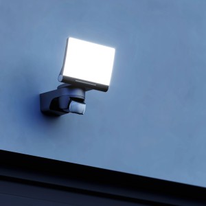 Schwarzer Steinel LED-Strahler XLED Home 2 S mit Bewegungsmelder an Wand.