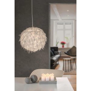 Weiße Marabu-Federn Lampe (ca. 15 Stück) als Dekoration im Wohnraum.