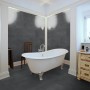 Badezimmer mit Classen Neo 2.0 Vario Nero Dekor-Paneelen in Steinoptik an Wand und Boden.