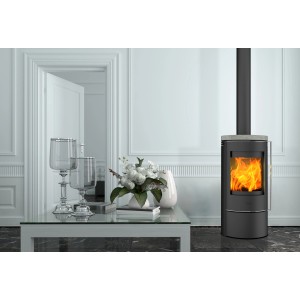 Fireplace Rondale Kaminofen, Speckstein, Schwarz, 5 kW, mit brennendem Feuer im Wohnraum.
