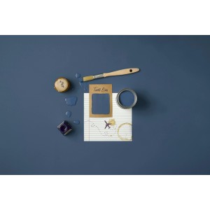 Rust-Oleum Kreidefarbe Tinte Blau, 125ml Dose, Pinsel und Farbfleck auf blauem Untergrund.