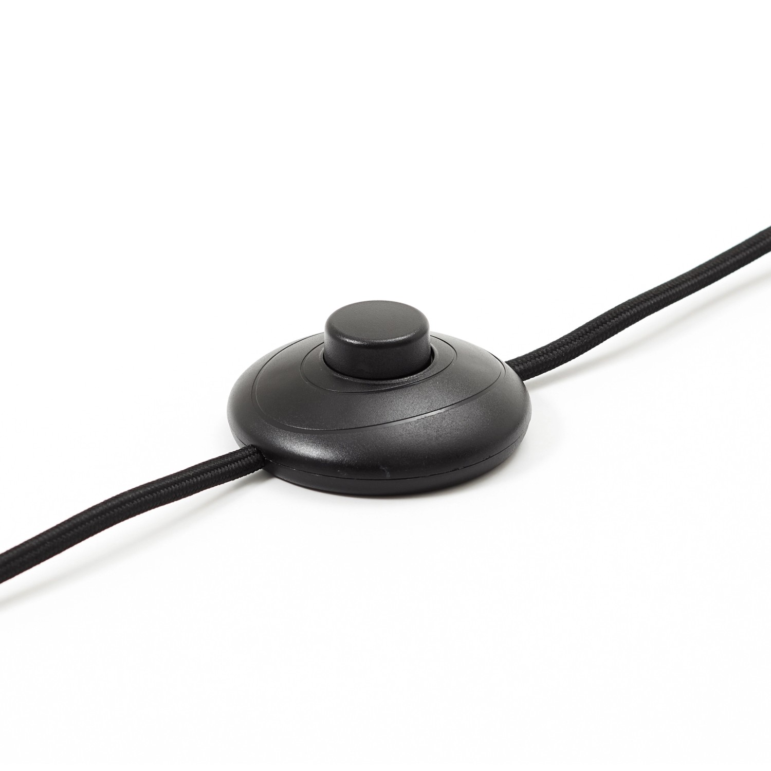 Detailaufnahme des schwarzen Fußschalters der Brilliant Waterlilly Standleuchte.