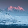 Vlies Fototapete Thrones: Winterliche Berglandschaft mit schneebedeckten Gipfeln im Morgenrot.