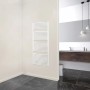 Weißer Schulte Design-Heizkörper Europa mit Mittelanschluss im Badezimmer.