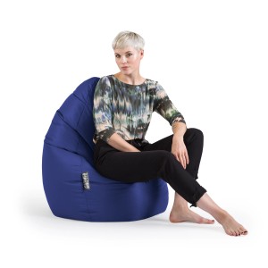 Dunkelblauer Sitting Point Sitzsack Brava 120 l mit sitzender Person.