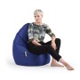 Dunkelblauer Sitting Point Sitzsack Brava 120 l mit sitzender Person.