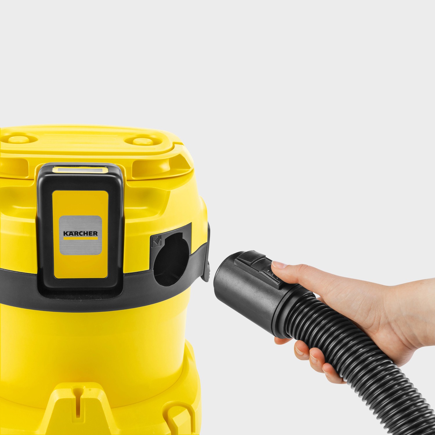 Kärcher Akku Nass-Trockensauger WD 2-18: Detailaufnahme von Saugschlauch und gelbem Gehäuse.