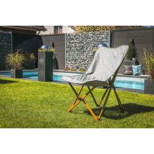 Acamp Camping Relaxsessel 56309, grau, Holzoptik, faltbar mit Tragetasche im Garten.