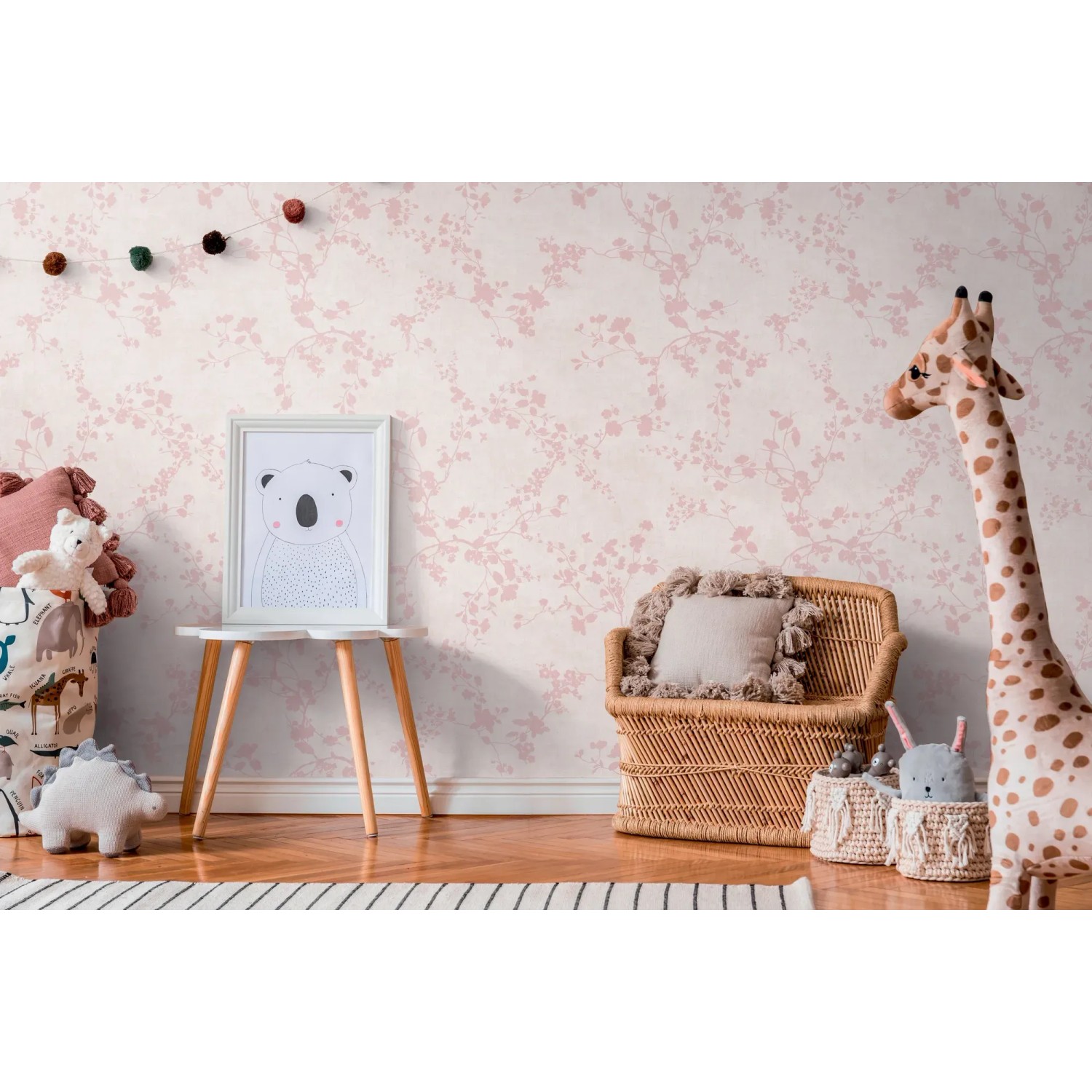 Kinderzimmer mit A.S. Creation Vliestapete Blümchen in Creme-Rosa.