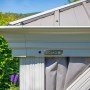 Detailaufnahme: Sojag Aluminium Pavillon Messina Champagner mit Stahldach und Regenrinne.