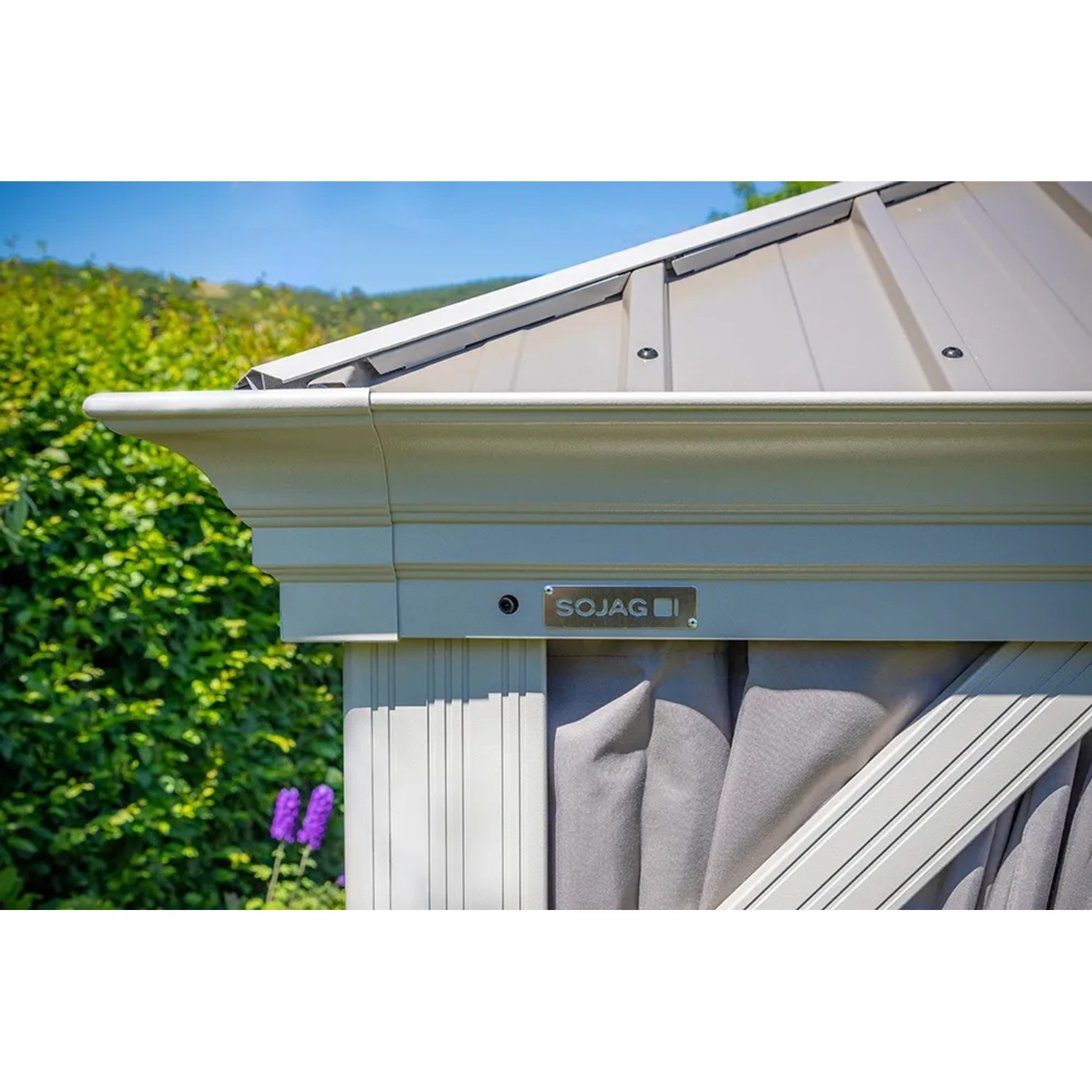 Detailaufnahme: Sojag Aluminium Pavillon Messina Champagner mit Stahldach und Regenrinne.