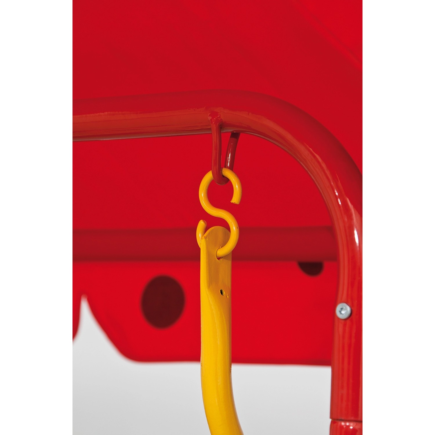 Detailaufnahme: Rote Kinder-Hollywoodschaukel Marie mit Marienkäfer-Motiv.
