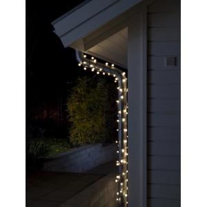 Konstsmide LED Globelichterkette mit warmweißen Kugeln, außen am Haus befestigt.