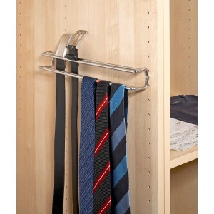 Wenko Krawatten- und Gürtelhalter aus Chromstahl im Kleiderschrank mit Krawatten und Gürtel.