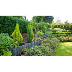 Bepflanzte, graue Premac Rasterflor Pflanzringe als Hangbefestigung im Garten.