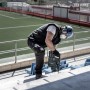 Mann bohrt mit Bosch Expert Hammerbohrer SDS Plus-7X in Beton.