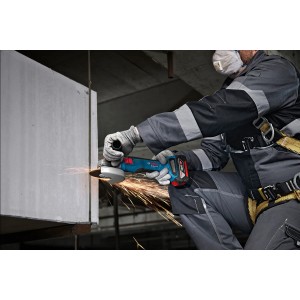 Handwerker beim Schleifen mit dem Bosch Professional GWS 18V-8 Akku-Winkelschleifer.