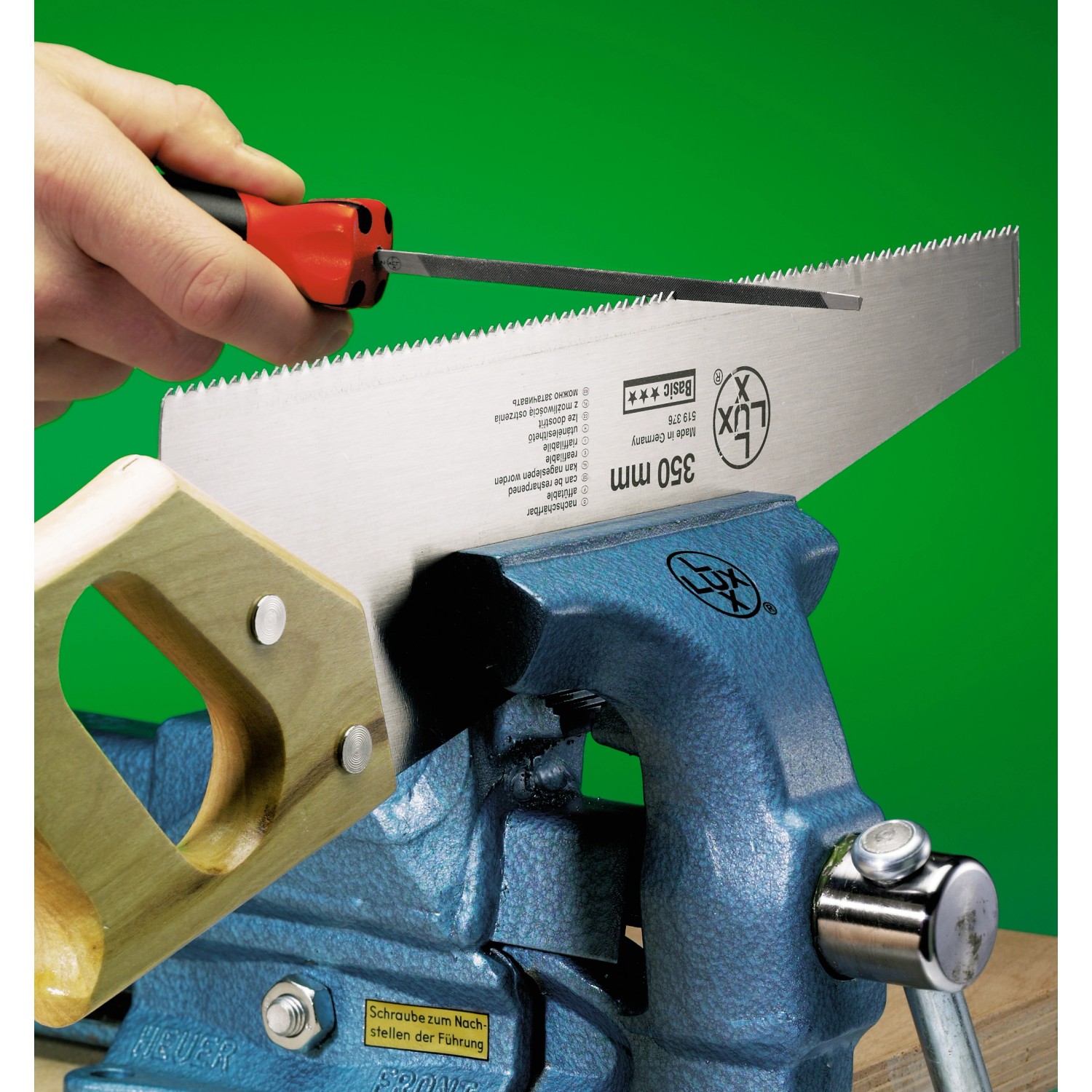LUX Sägefeile Dreikant Comfort zum Schärfen einer Handsäge im Schraubstock.