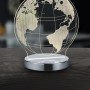 Chromfarbene LED-Tischleuchte Globe mit Weltkugel-Design, Lichtfarbe einstellbar.
