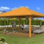 Holz-Pavillon Cannes 4 von Skan Holz, eiche hell lasiert, mit Gartenmöbeln und Staffelei im Garten.