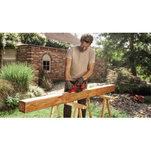 Einhell Akku-Hobel TE-PL 18/82 Li Solo im Einsatz beim Holz hobeln im Garten.