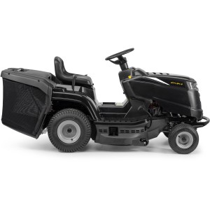 Schwarzer Alpina Rasentraktor AT4 84 A mit Fangkorb, Seitenansicht.