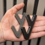 Zwei schwarze 3D Haken zur Befestigung an Denpanels Akustikpaneelen.